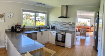 Sunny 3-bedroom home in Nelson, family friendly with large fenced garden