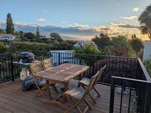 Outdoor dining - Sunny 3-bedroom home in Nelson, family friendly with large fenced garden (Nelson)