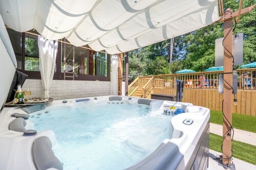 Pool Oasis w/HotTub/FirePit/Games near Uptown