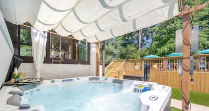 Pool Oasis w/HotTub/FirePit/Games near Uptown