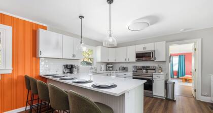 Pool Oasis w/HotTub/FirePit/Games near Uptown