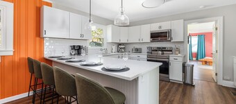 Pool Oasis w/HotTub/FirePit/Games near Uptown