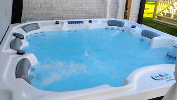 Bañera de hidromasaje exterior