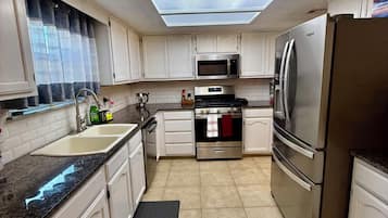 Een microgolfoven, een oven, een kookplaat, een vaatwasser