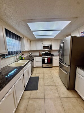 Microwave, oven, stovetop, dishwasher - Beautiful 4-bedroom house with 4 beds in a pleasant South Tulsa neighborhood. (Tulsa)