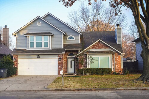 Beautiful 4-bedroom house with 4 beds in a pleasant South Tulsa neighborhood.