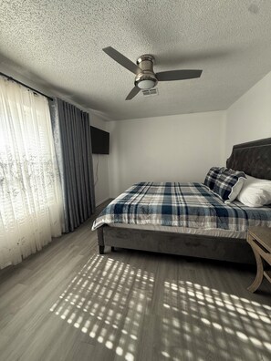 4 bedrooms, iron/ironing board, WiFi, bed sheets - Beautiful 4-bedroom house with 4 beds in a pleasant South Tulsa neighborhood. (Tulsa)