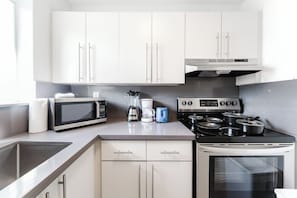 Microwave, oven, stovetop - Central Spot+Free Parking+ Steps to DT & Nightlife (Miami)