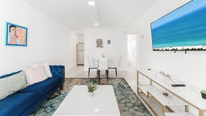 Living area - Central Spot+Free Parking+ Steps to DT & Nightlife (Miami)