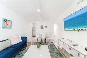 Living area - Central Spot+Free Parking+ Steps to DT & Nightlife (Miami)