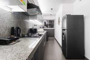 Coffee/tea maker, fridge, microwave, stovetop - Stunning Ocean View in Miraflores | Directly in Front of Larcomar (Lima)