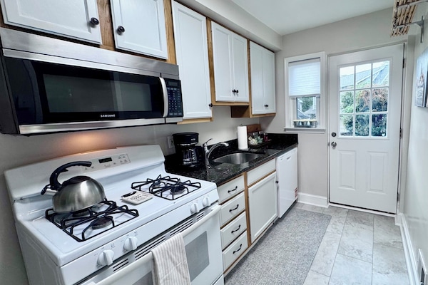 Een koelkast, een microgolfoven, een oven, een kookplaat