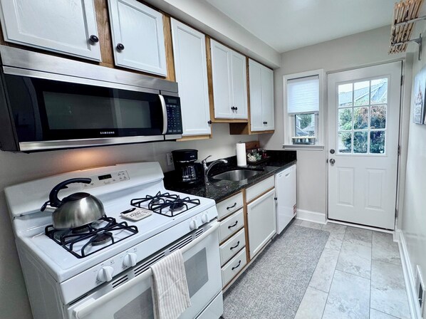 Geladeira, micro-ondas, fogão, cooktop