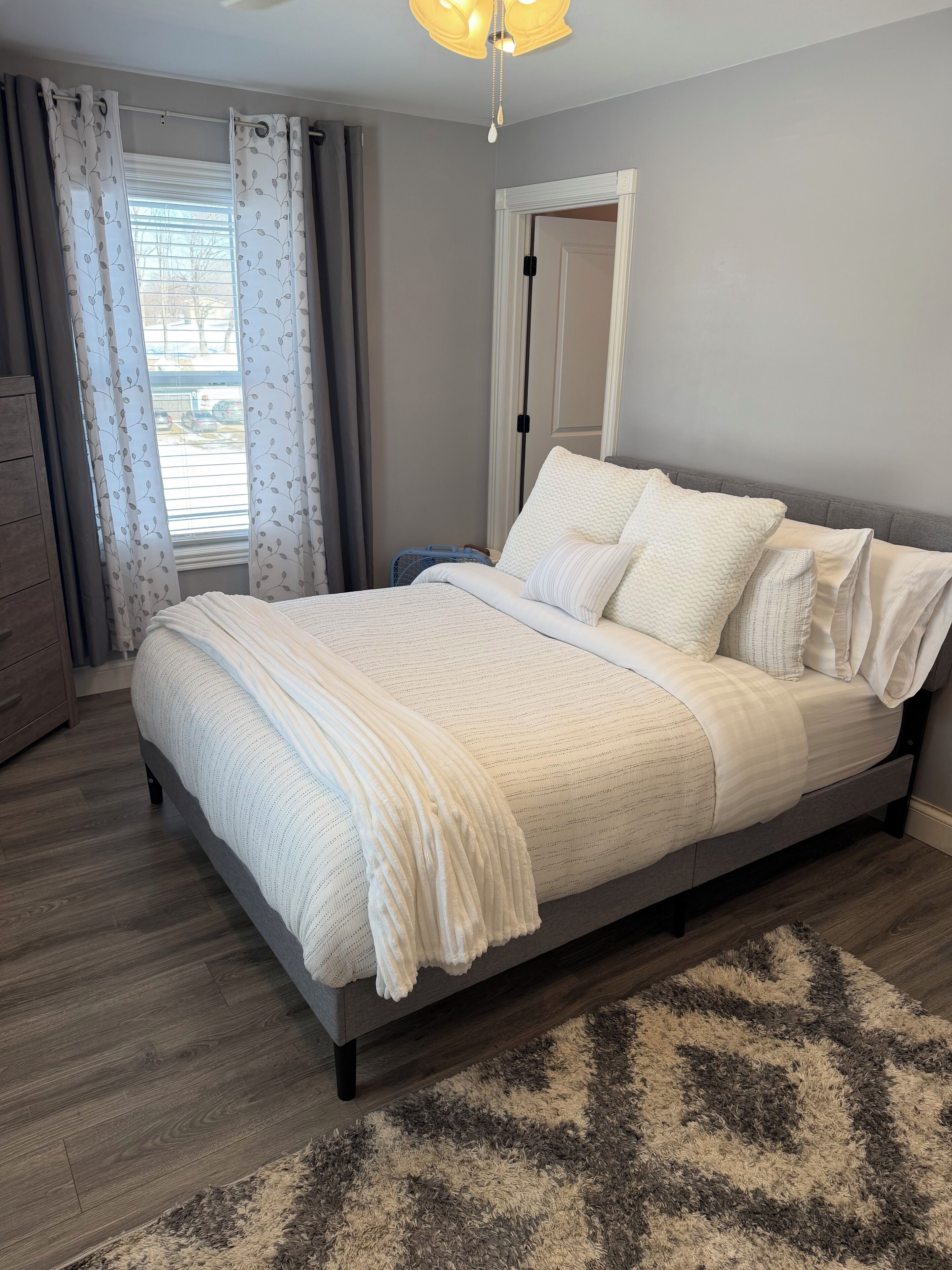 2 室のベッドルーム、デスク、WiFi (無料)、ベッドシーツ