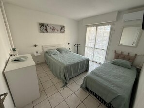 2 bedrooms, iron/ironing board, Internet - Le Verlaine (5-minute walk from the beach) (FREJUS)