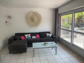 TV - Le Verlaine (5-minute walk from the beach) (FREJUS)