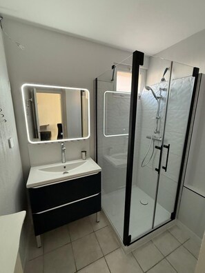 Shower, hair dryer - Le Verlaine (5-minute walk from the beach) (FREJUS)