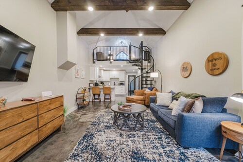 1BD Modern Bourbon Cottage