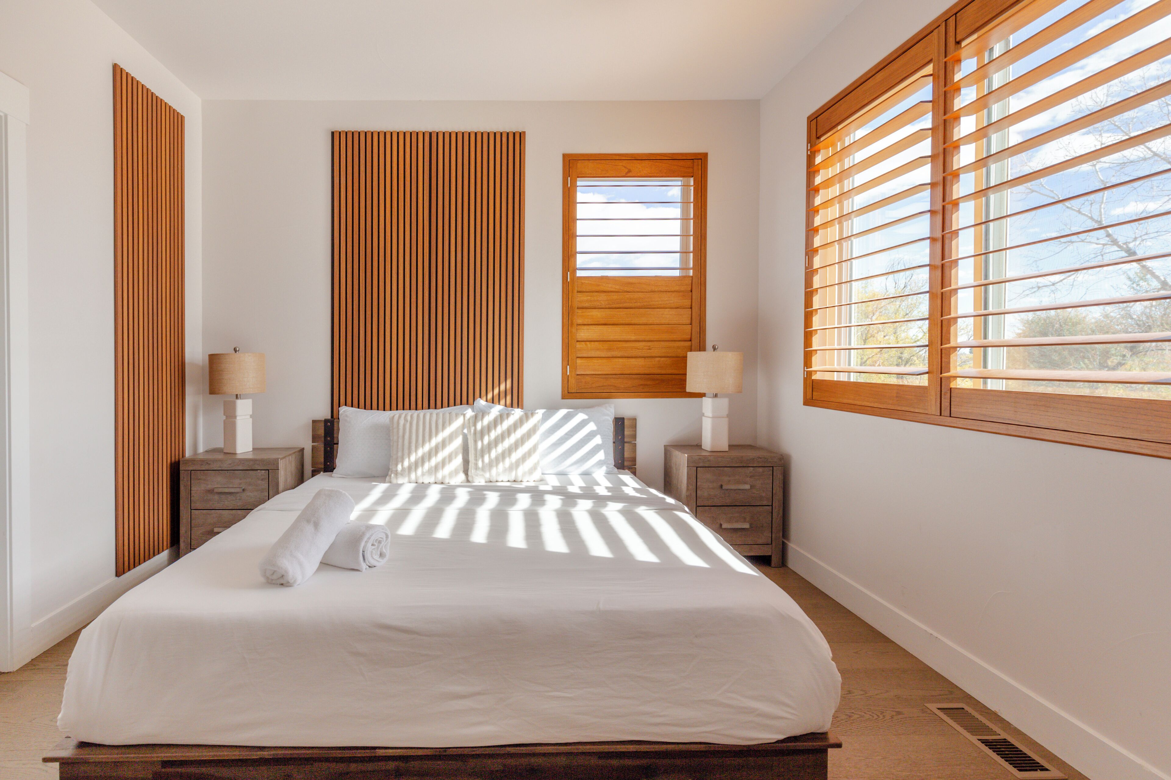 3 室のベッドルーム、デスク、アイロン / アイロン台、旅行用ベビーベッド