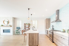 Fridge, microwave, oven, stovetop - Upscale 3-bedroom Lakefront house in Denver with Gorgeous Views and Indoor Sauna (Denver)