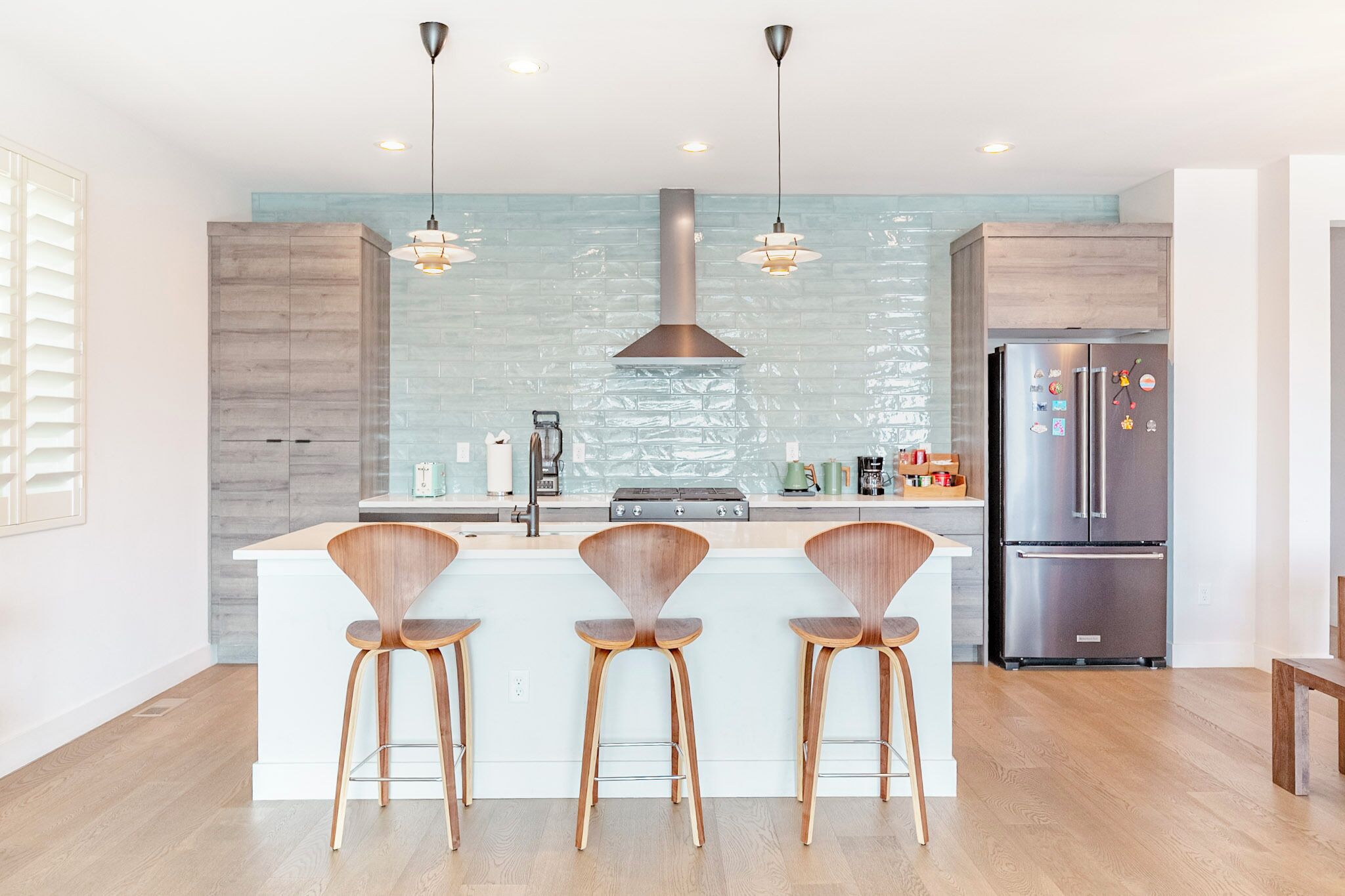 冷蔵庫、電子レンジ、オーブン、コンロ