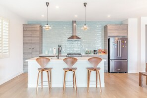 冷蔵庫、電子レンジ、オーブン、コンロ