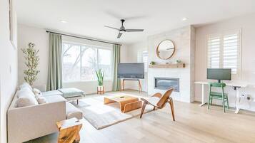 スマートテレビ、暖炉、書庫、ミュージックライブラリ