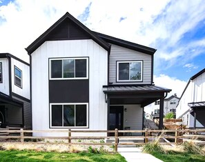 Exterior - Upscale 3-bedroom Lakefront house in Denver with Gorgeous Views and Indoor Sauna (Denver)
