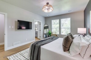 5 habitaciones, escritorio y tabla de planchar con plancha 