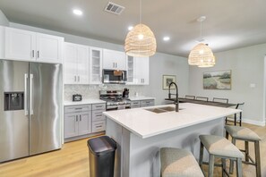 Een koelkast, een magnetron, een oven, een kookplaat