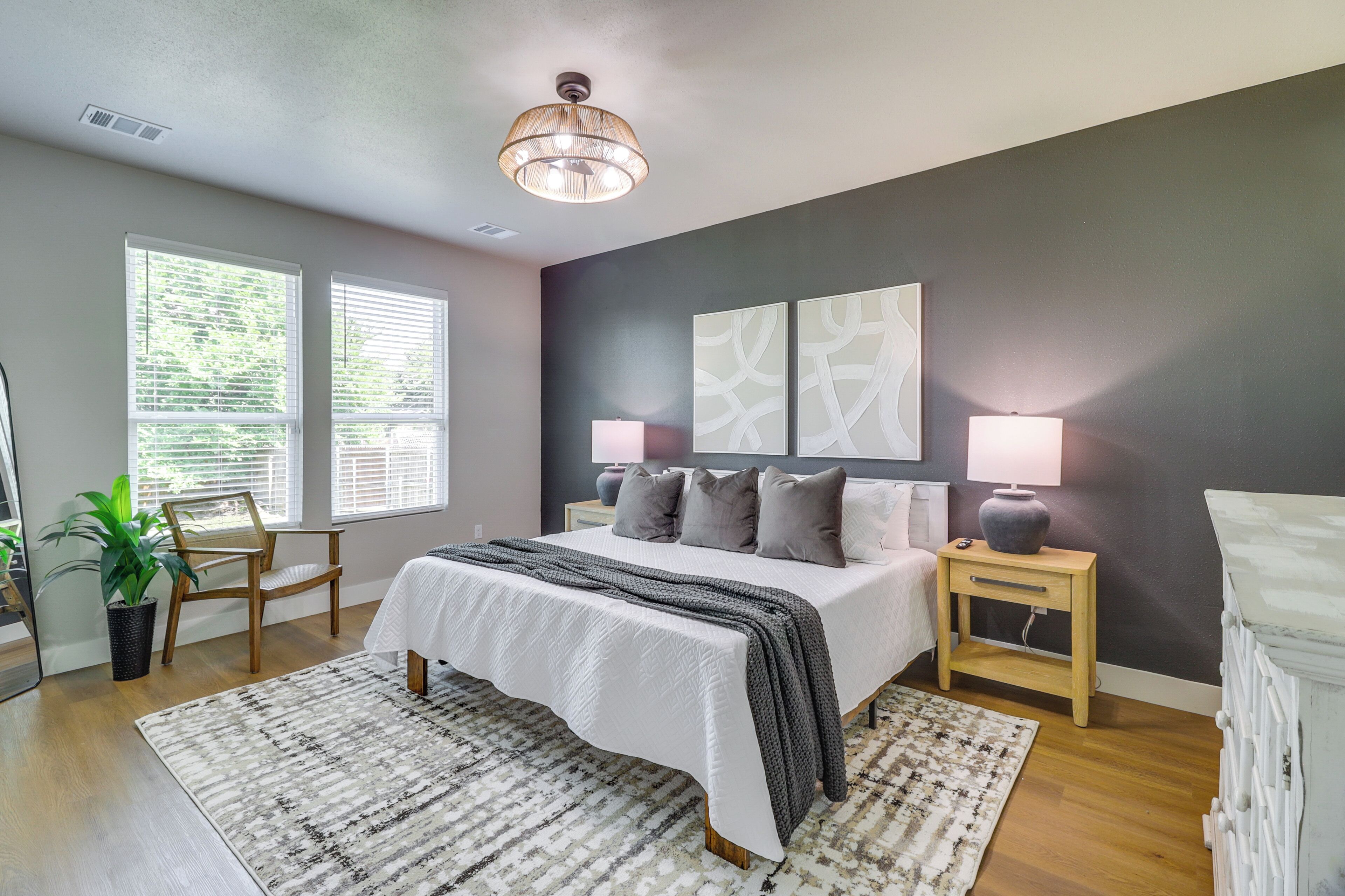 5 bedrooms, desk, iron/ironing board, WiFi