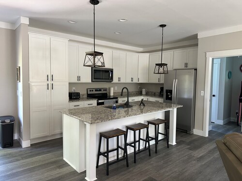 3-bedroom house with hot tub 🛀 in peaceful Fairview neighborhood