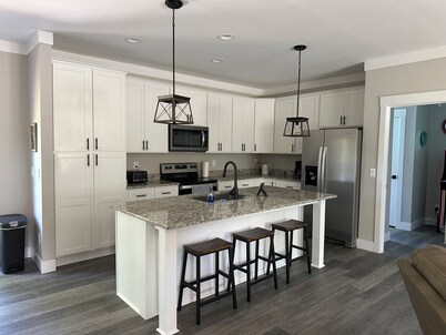 3-bedroom house with hot tub 🛀 in peaceful Fairview neighborhood