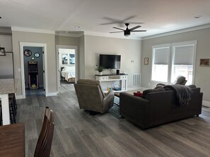 Smart TV - 3-bedroom house in peaceful Fairview with hot tub (Fairview)