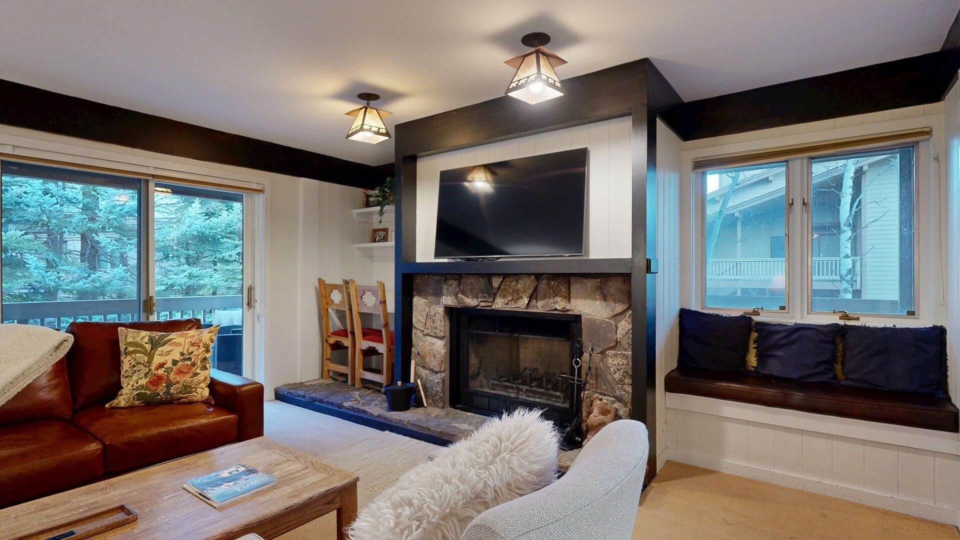 Télévision, cheminée