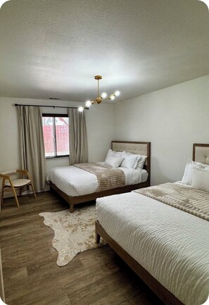 3 habitaciones, tabla de planchar con plancha, wifi y ropa de cama 