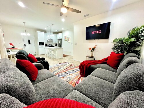 A Luxury Modern Fully Stocked 2 Bed/2Bath w/KING-Sleeps 6-BBQ-Lift massage chair