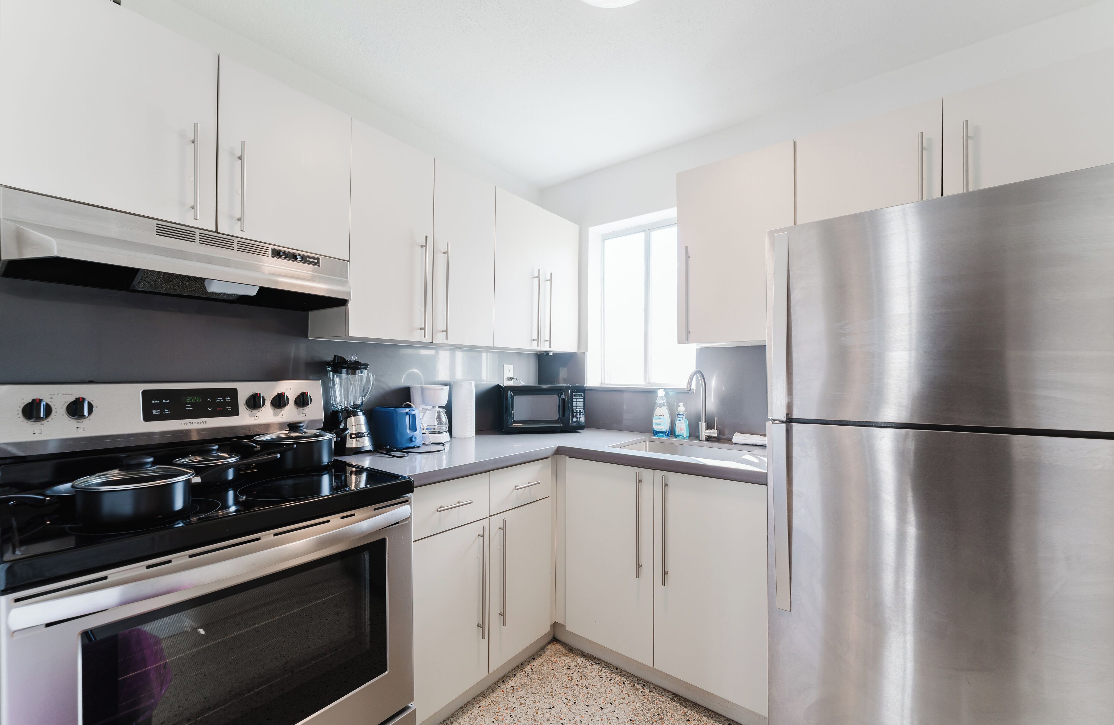 Een microgolfoven, een oven, een kookplaat