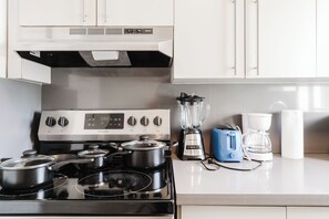 Microwave, oven, stovetop - Heart of Miami  Cozy Wynwood Apt + Free Parking (Miami)