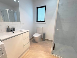 Hair dryer, towels, soap, shampoo - Private Self-Contained Suite Near Hobart Airport (Sorell)
