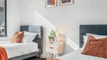 5 bedrooms, iron/ironing board, WiFi, bed sheets