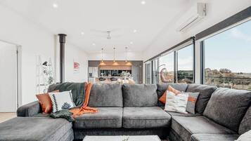 Fernseher, Kamin, Tischtennisplatte