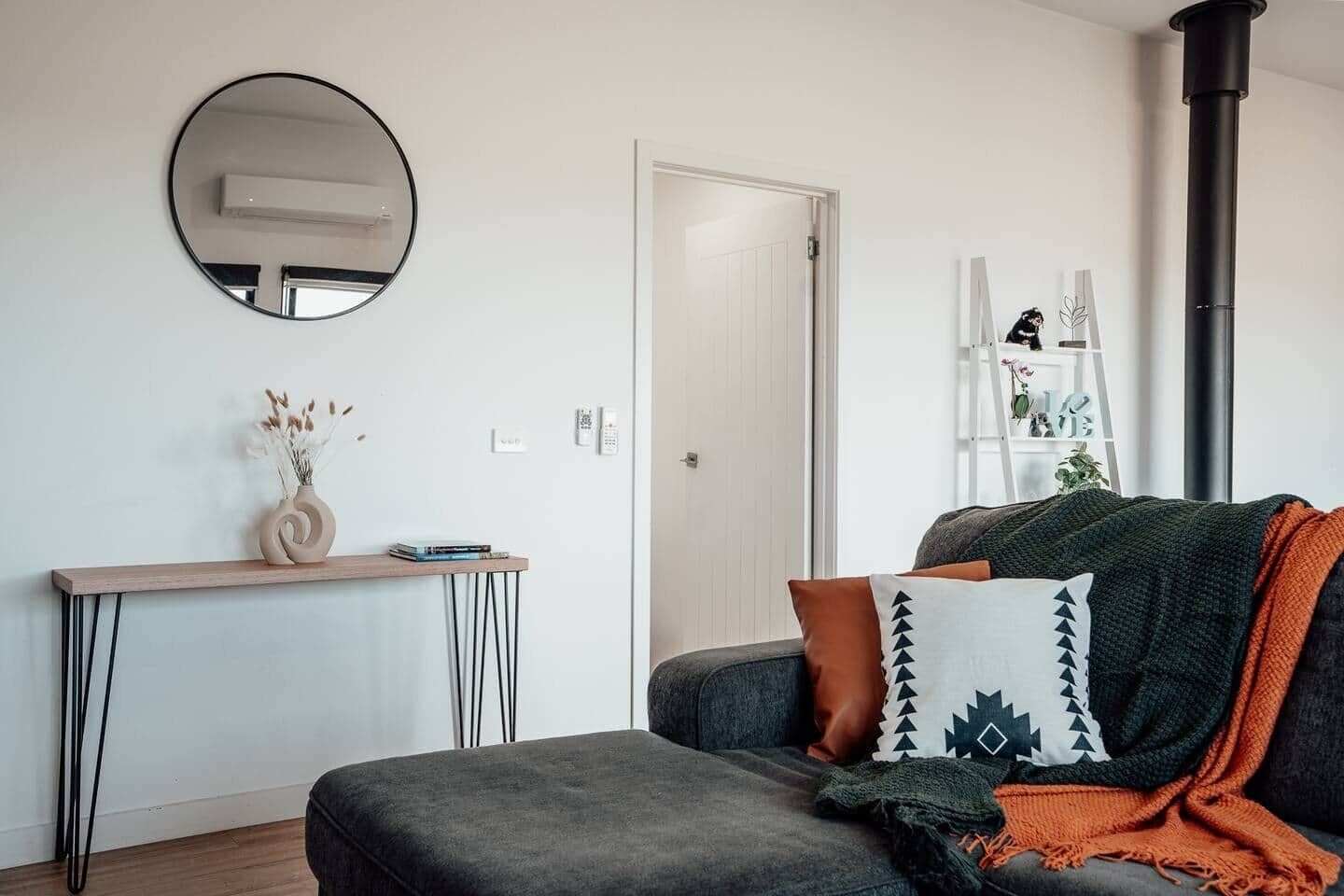 Fernseher, Kamin, Tischtennisplatte