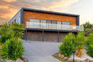 Exterior - Hobart Family Retreat: 180° Bay Views, Spa & Games (Sorell)