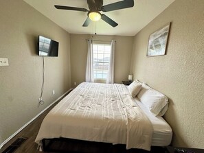 Casa conforto, 2 quartos, aceita animais de estimação | Ferros/tábuas de passar roupa, Wi-Fi de cortesia