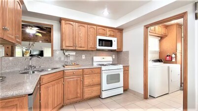 3-bedroom house, pool and other amenities in amazing Tarzana area of Los Angeles