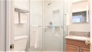 Shower, hair dryer, towels, soap - 3-bedroom house, pool and other amenities in amazing Tarzana area of Los Angeles (Los Angeles)