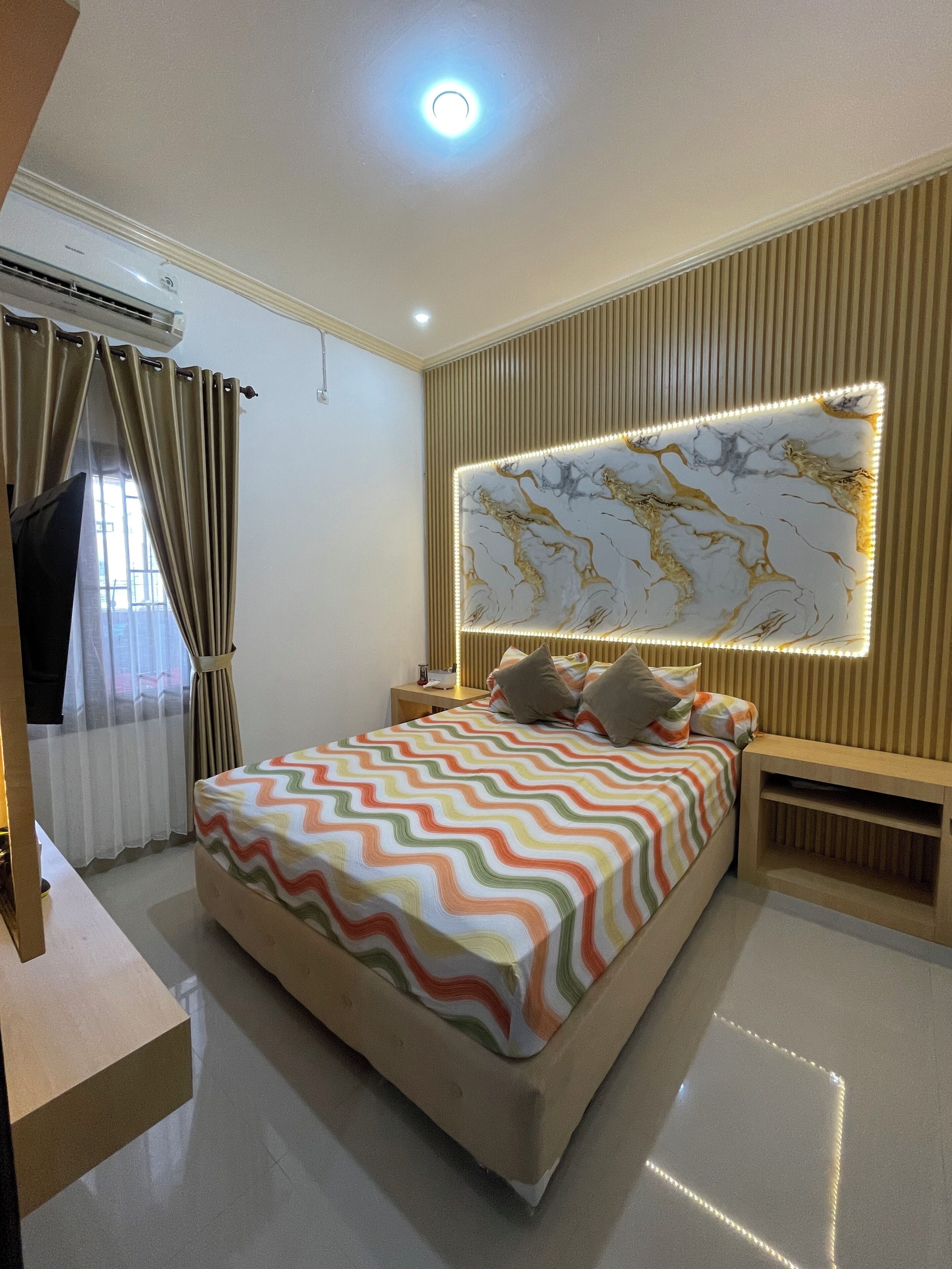 Kamar Double Mewah | Seprai premium, selimut bulu angsa, busa memori, dan brankas