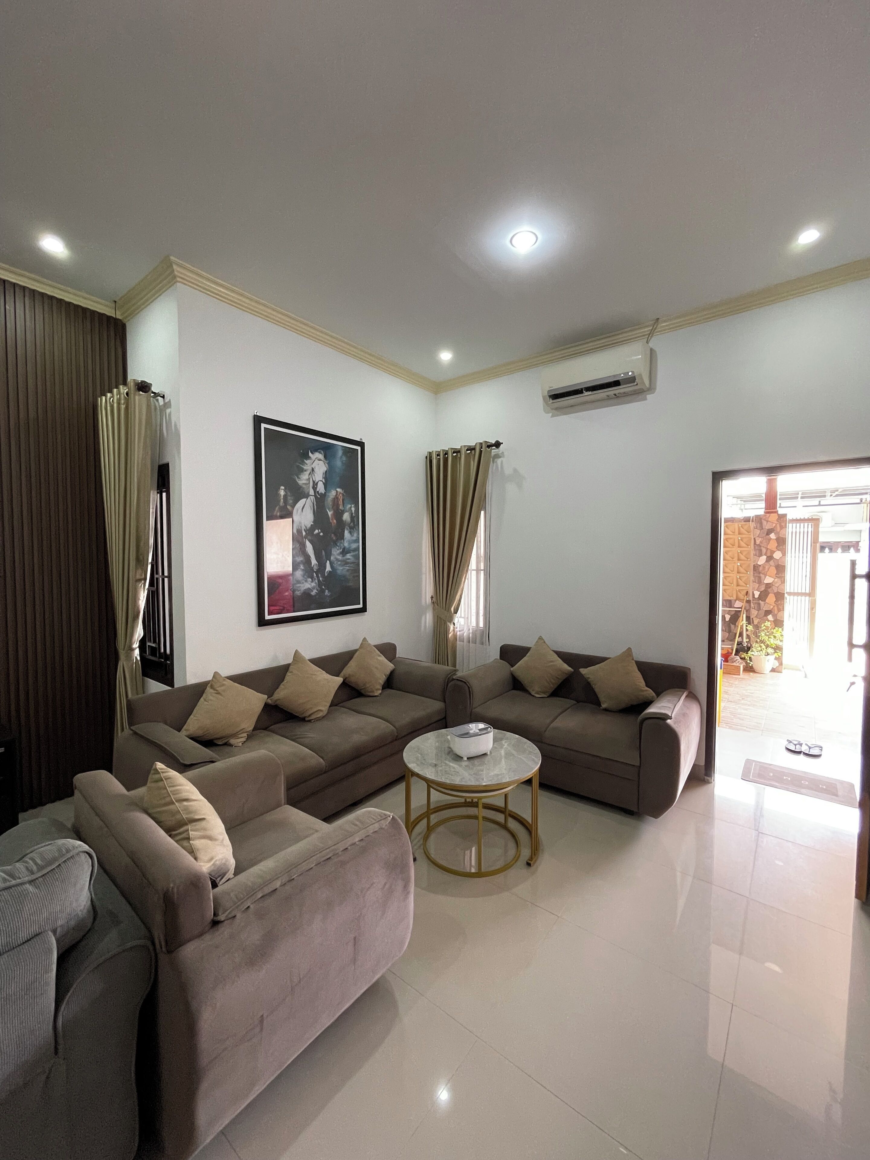 43-inch Smart TV with digital channels, Netflix, Hulu