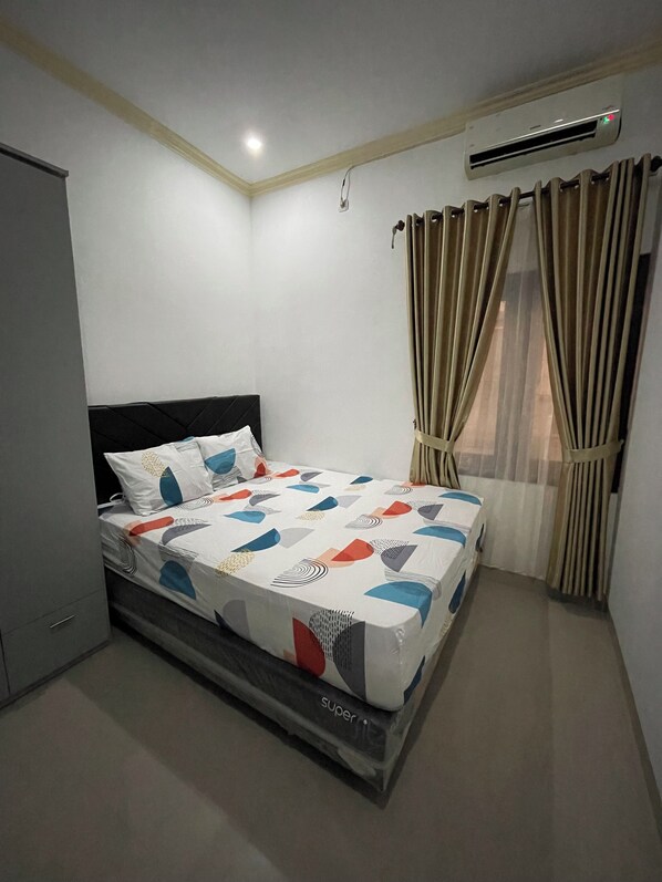 高級寢具、羽絨被、記憶棉床墊、房內夾萬